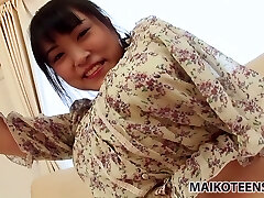 Chubby face biotch Emi Honada rubbing her clit in a car and later demostrating her huge hole
