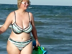 chubby mom spied on the beach
