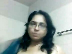 Indian mature aunty taken selfi nude bath pinch for her frien
