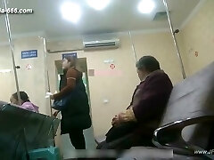 peeping chinese woman to go to the hospital for an insertion.1