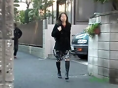 Chinese housewife going home gets a taste of street sharking.