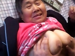 Asian amaeur granny enjoy it