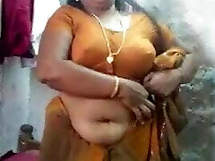 Cheating desi chubby aunty in saree unclothe for boyfriend 
