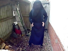 Niqab Super-bitch! Fette Moslemnutte strippt im Hinterhof!