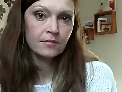 dunkelhaarige faltige hässliche reife hausfrau spricht vor der webcam mit meinem kumpel
