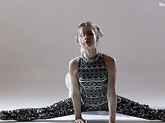 Russian flexible teen Rita Mochalkina does the splits and demonstrates yummy snatch