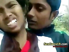 spicygirlcam - Desi Indian Girl Blowjob Her Beau Outdoor