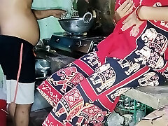 Indian bengali kitchen pe khana bana raha tha davor or vabi ko lagha romp ki vuk davor ne mast choda vabi ko kitchen me