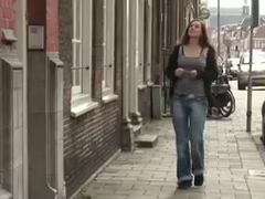 בחורה הולנדית רוצה לקבל פירסינג