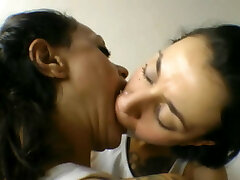 Some women love kiss their sis ters