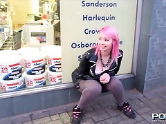 Kinky pink haired emo girlie in tight yoga trousers pisses outdoors for stud