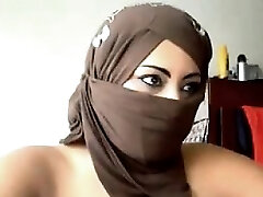 Arab Dame Flashing The Camera