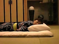 Die junge Frau massage im japanischen