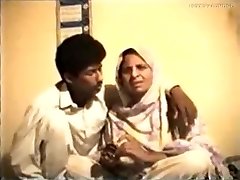 Shy Reluctant Desi Aunty gets Fucked on Video for Currency