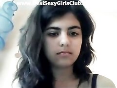 Desi Krásná Dívka Ukazuje Prsa a Kočička Na Webcam