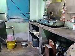 Indian bengali pinki vabi kitchen pe kam kar rahi thi or davor  aakar maje se choda vabi ko or lund ka pura pani chut pe