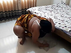 35 year old Gujarati Maid gets stuck under bed while cleaning then A guy gives raunchy fuck from behind - Indian Hindi Lovemaking