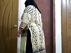 (Tamil sizzling Maa Apne Bete ke sath chudai karta hai) Indian MILF Stepmom helps Stepson spunk - But Accidentally creampie