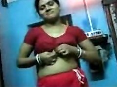 Shy south indian women show her nude figure to his boy mate first time