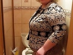 Mature lady with a hairy by a pussy, pissing in the rest room)
