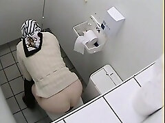Granny got her ass on toilet voyeur video while peeing