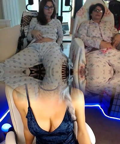 Stiefmutter und Tochter ficken vor der Webcam