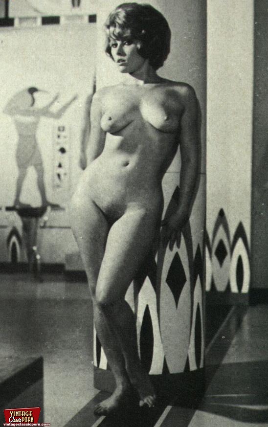 548px x 873px - Retro beauties posing nude