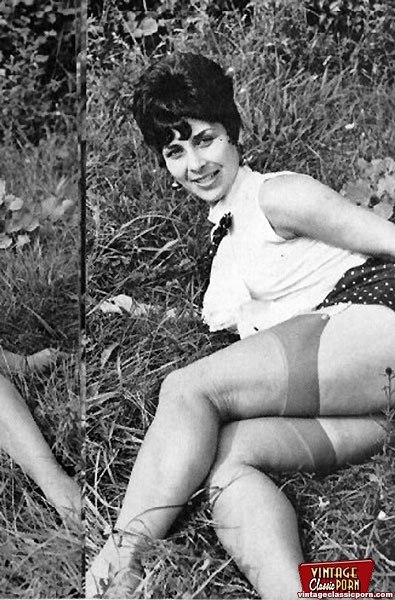 Outdoor Vintage Polaroid Porn - Sexy girls posing outdoors