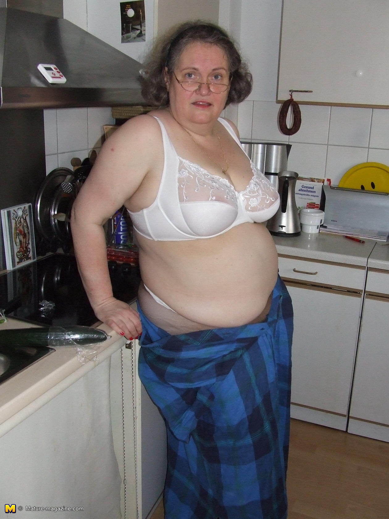Nasty Mature Bbw Housewife - Amateur chubby housewife getting nasty in the kitchen
