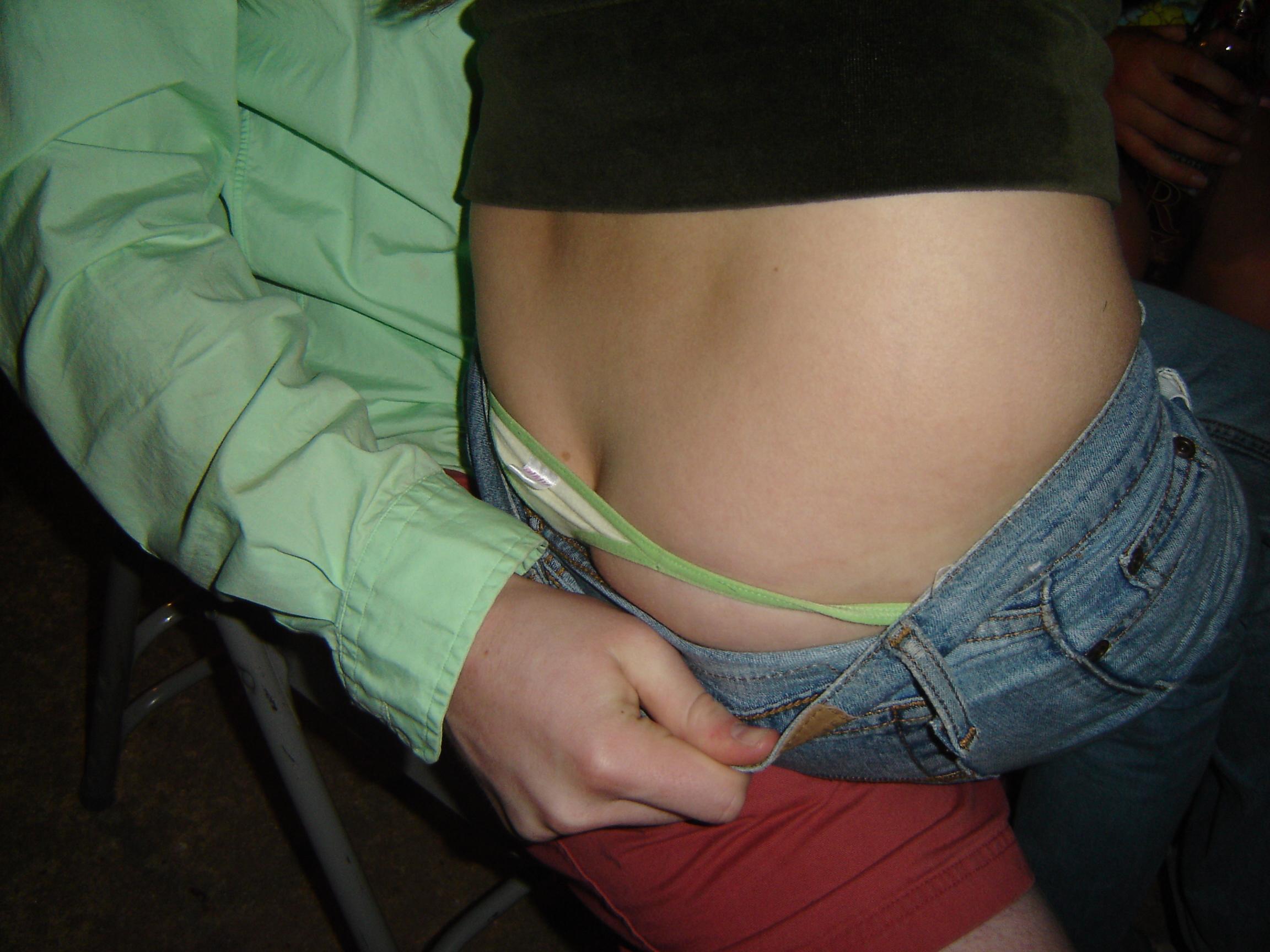 Voyeur cams caught girls-next-door showing off their thongs foto foto
