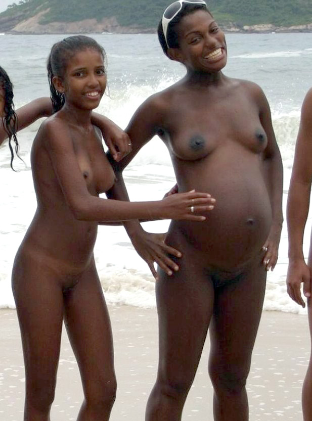 Naked Ebony Spy Cam - Amateur porn photos made by a hidden camera on the beach