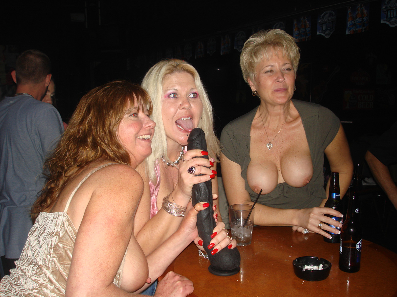 Tracy, Dee and the entire gang head out for a night of drinks and hijinx with some members of the site. pic