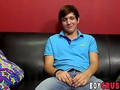 Gorgeous twink strokes his seachkitty booty shake video while dildoing his sweet ass