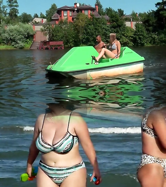Анал со зрелой в лодке на озере