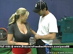 Super sexy blonde slut on a tennis court gets a oral job