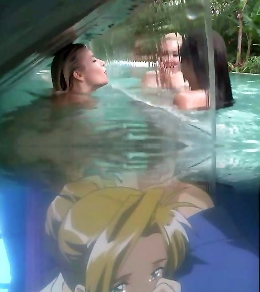 Лысый парень занимается сексом с блондинкой у бассейна